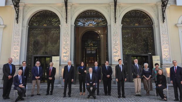 Foto de familia de los galardonados, junto al presidente de la Fundación BBVA